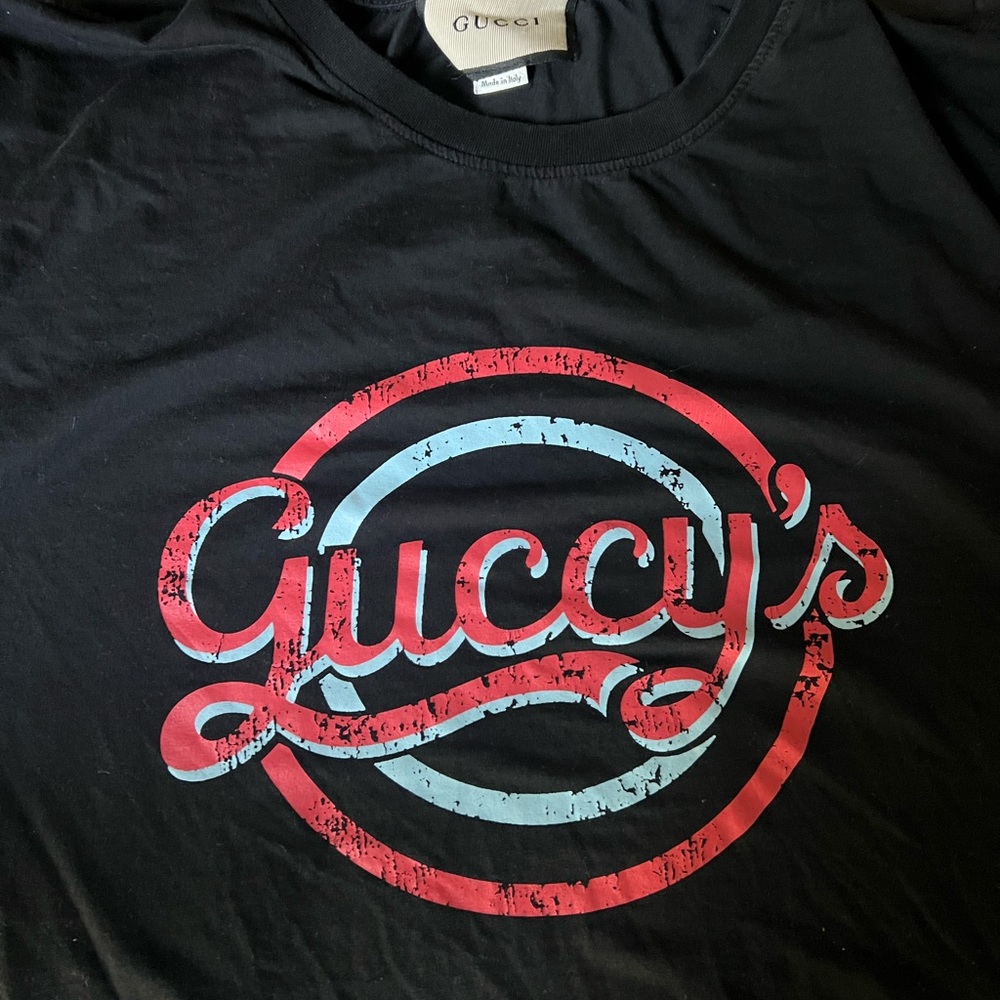 Men’s black tee